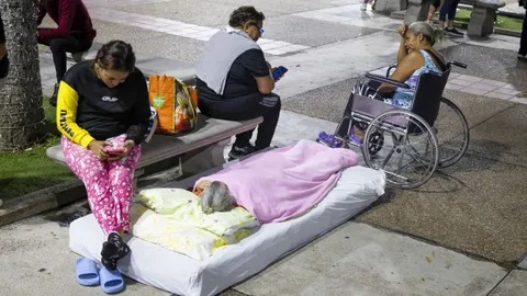 Personas vulnerables descansando al aire libre tras la emergencia, requiriendo atención prioritaria