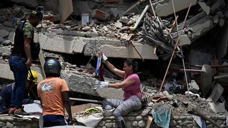 Rescatistas y vecinos buscan entre los escombros de una vivienda colapsada en Venezuela