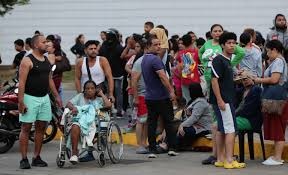 Familias y ciudadanos esperando asistencia humanitaria tras el terremoto en Venezuela